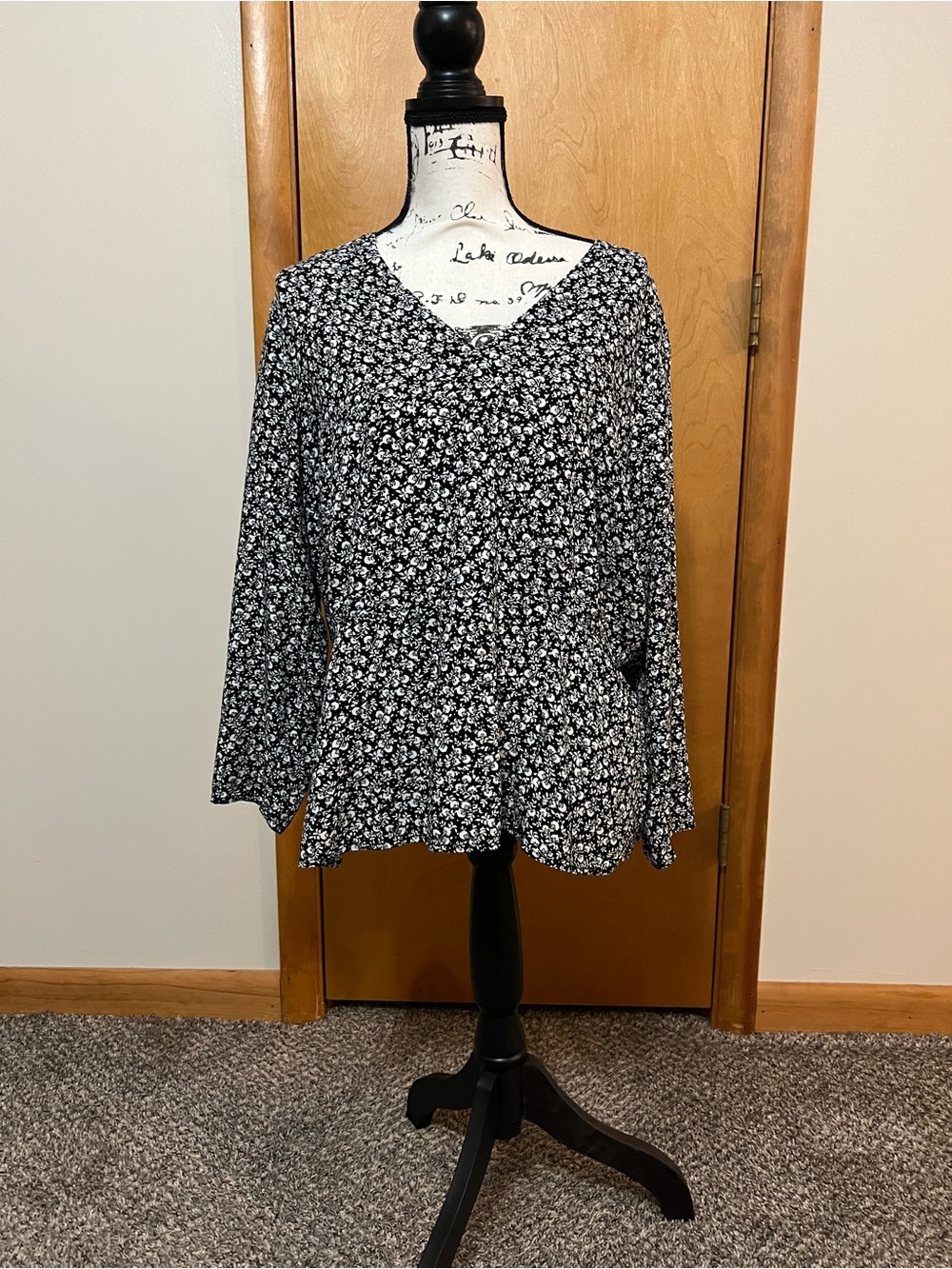 Old Navy Black and White Floral Long Sleeve V-Neck Top.